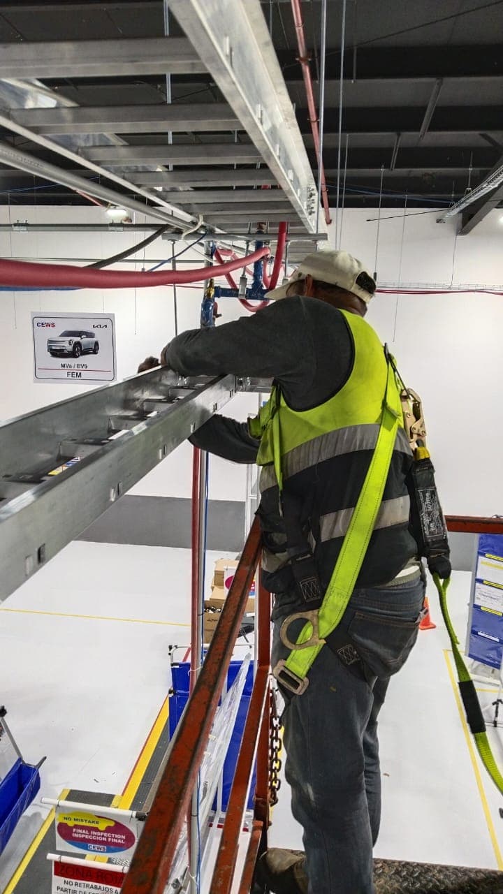 Instalación de gabinete eléctrico por técnico de Miranda Conexiones.